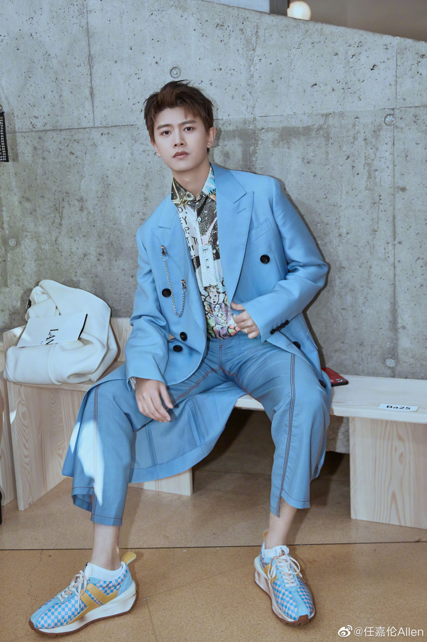 任嘉伦天空蓝风衣现身lanvin秀场 自在如风释放不羁自我