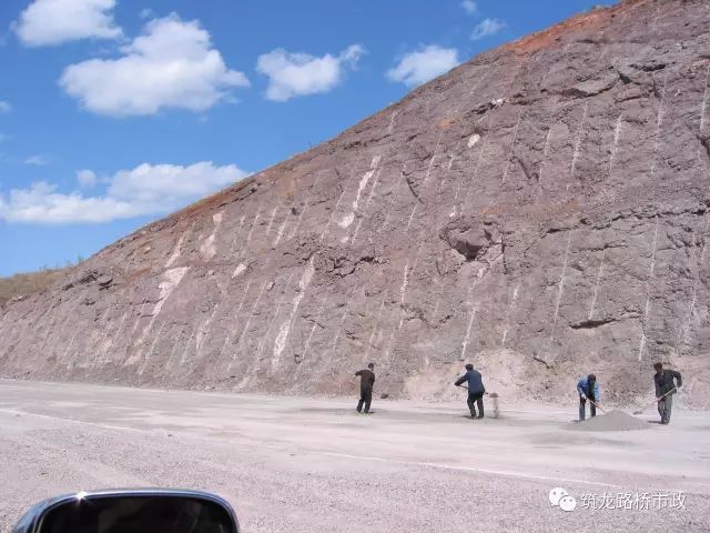 土方路塹開挖土工格柵頂倒粗平鋪設土工格柵壓路機碾壓含水量低時灑水