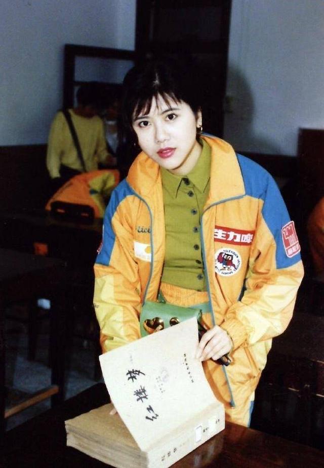 52岁前港姐转行做画家 曾被同届港姐欺负逼她退赛至今单身_朱洁仪