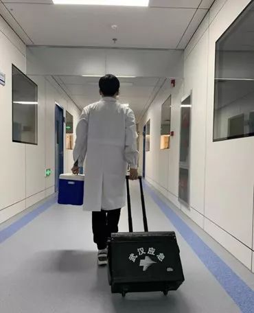 共同抗疫丨童声演唱你的背影致敬最美的逆行者