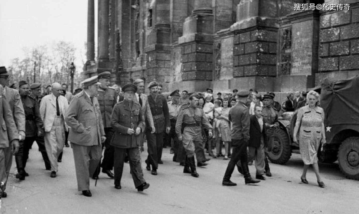 1945年,德国无条件投降,丘吉尔摆出胜利手势