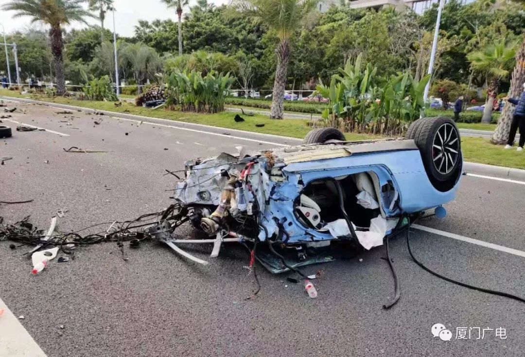 突发厦门环岛路女司机驾豪车冲上绿化带翻车现场惨不忍睹警方通报