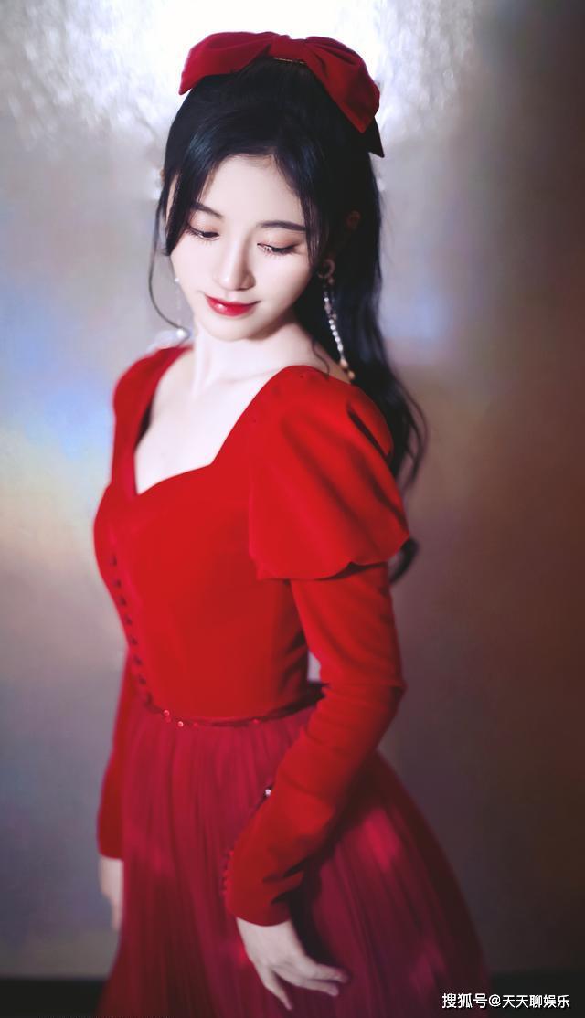 原创鞠婧祎穿了件小红裙唯美得像童话里的小公主