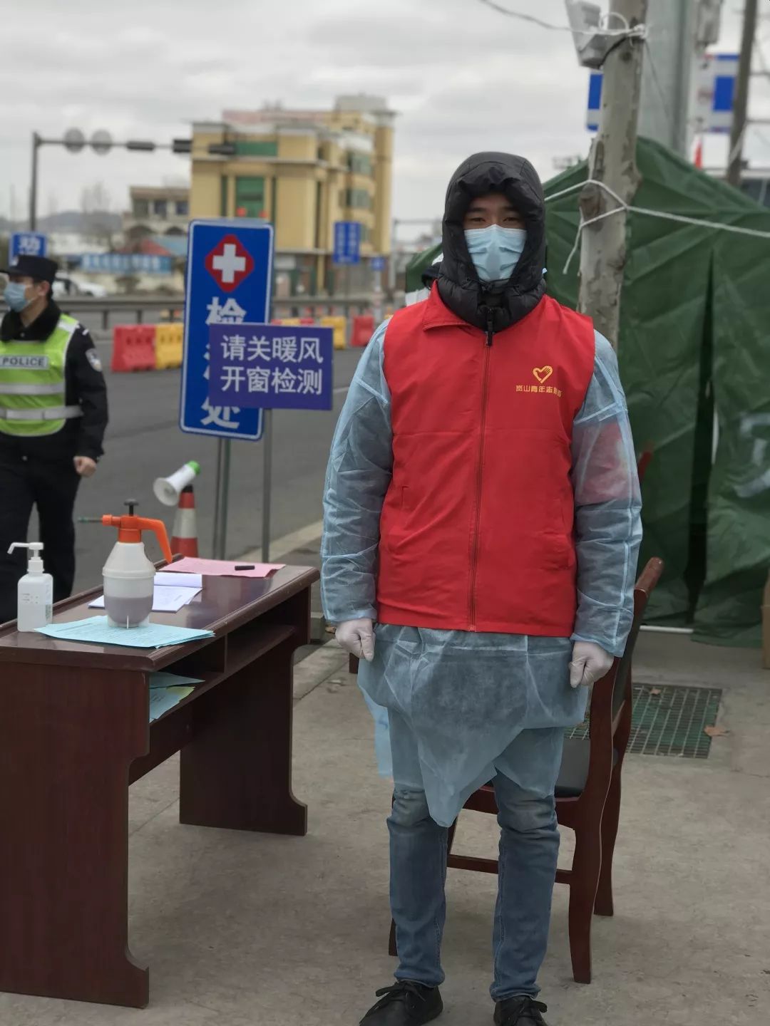 战疫情区水利局党员干部和青年志愿者不缺位