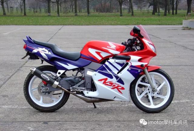 ▼1998年意大利版本 nsr125r车迷"大漠飞鹰"提到"车辆油箱上有两根