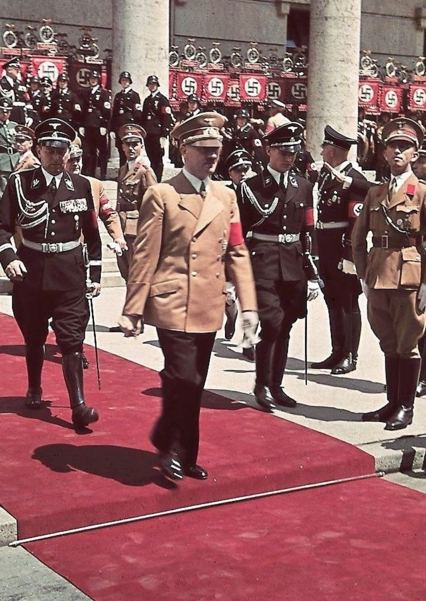 历史解密:希特勒自杀真相,德国战败前夕希特勒逃往了何方?