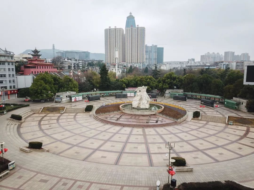 珠江源广场是不少人休闲娱乐的好去处此刻也是空旷无人人们最爱购物的