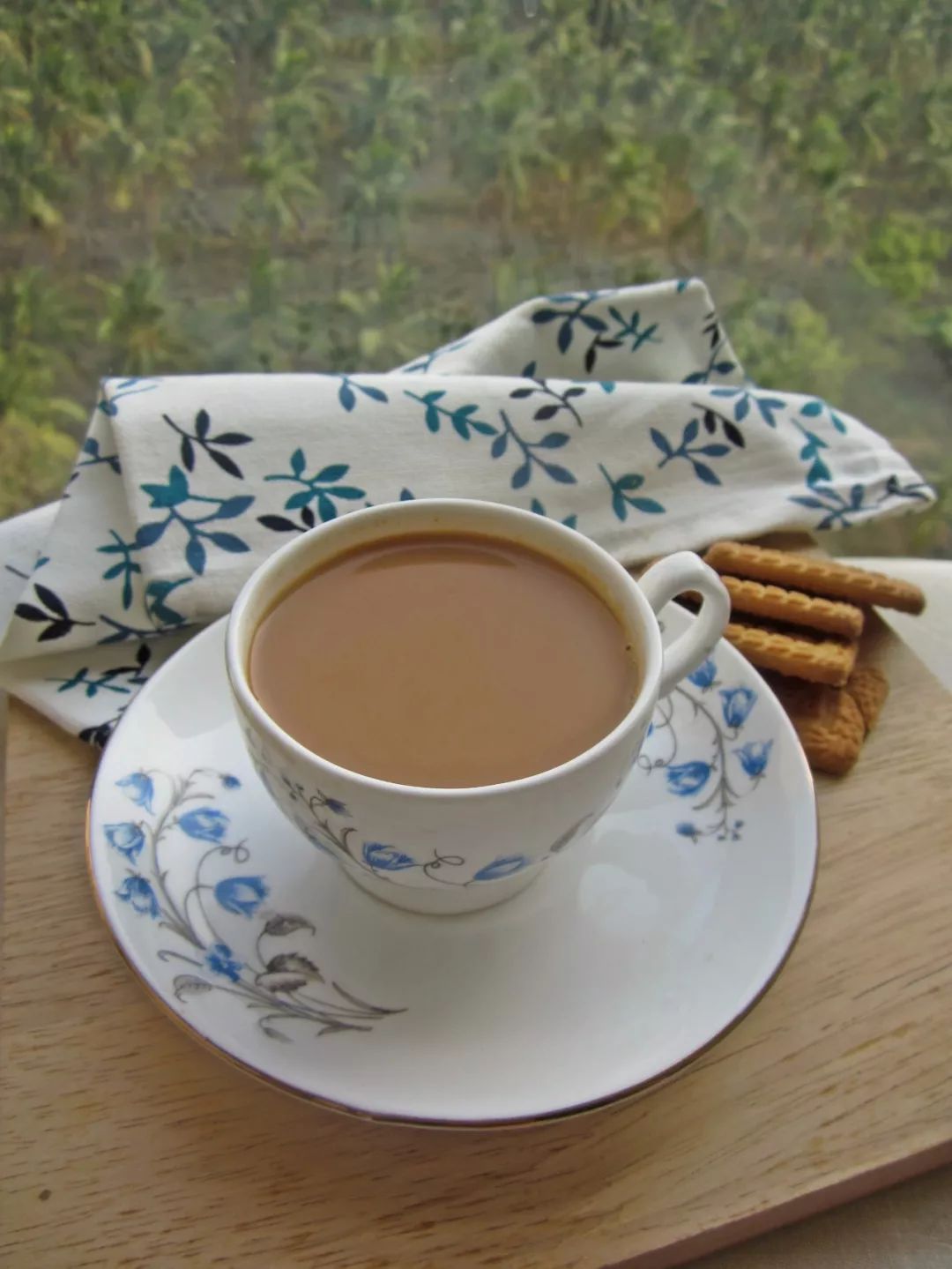 这道茶饮稍有些西方风味以往肉桂豆蔻等香料常常用于英式红茶的制作