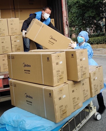 "只要仓库里还有需要派送的美的捐赠物资,我就继续开车去送.