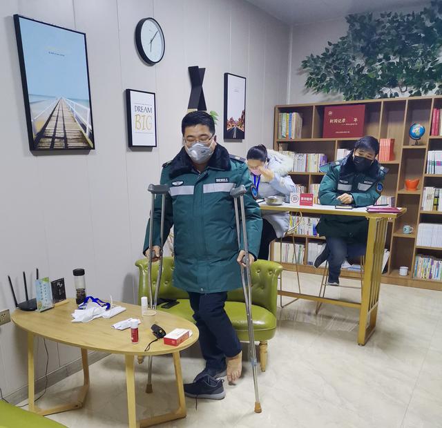 王二庆:轻伤不下火线 尽显党员担当