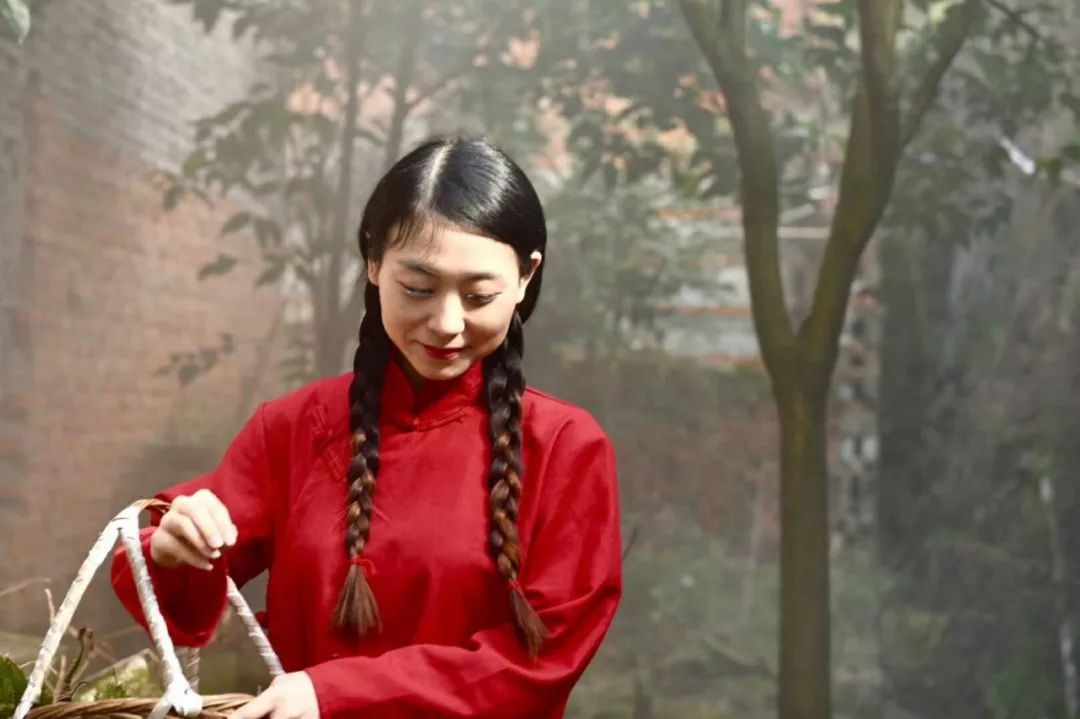 原创在农村,有些女青年回家过年是"村姑",但进城后却变成"女神"