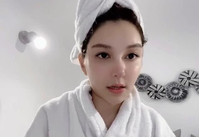 薛之谦前女友李雨桐官宣新恋情与男友对镜自拍亲吻侧脸好甜蜜