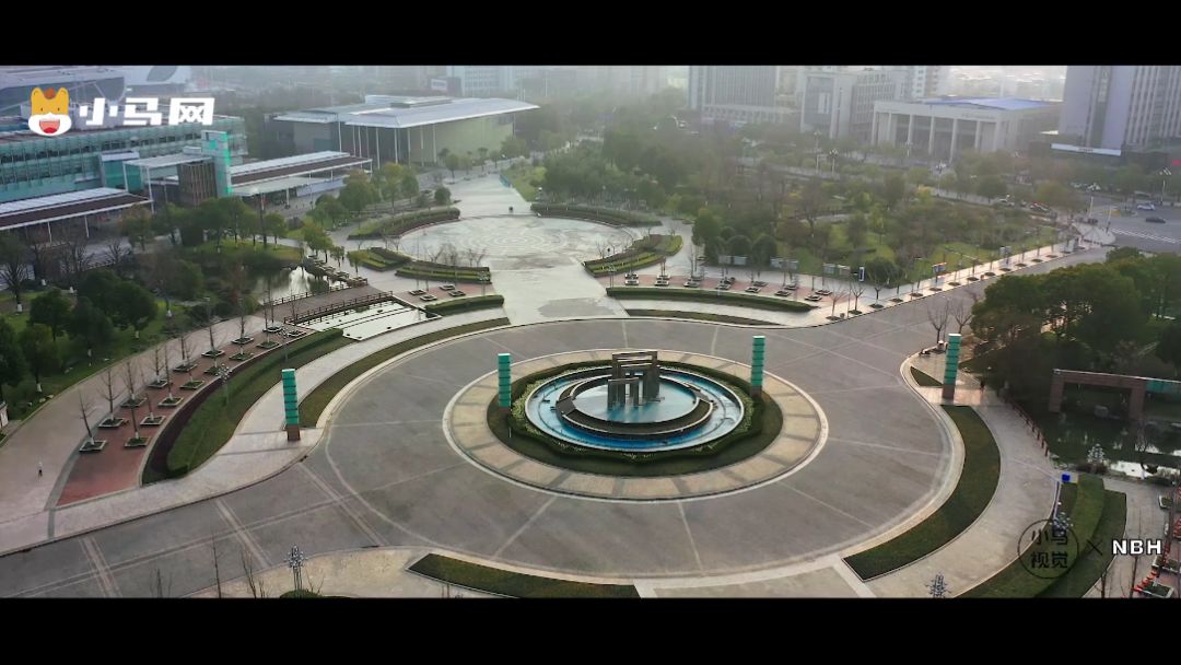 市政公园广场没有人遛狗,没有人跳广场舞,没有人跑步锻炼.