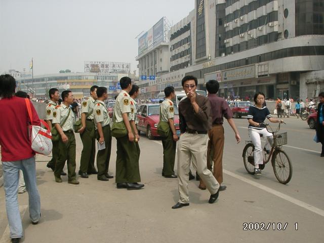 2002年长沙火车站街头,军人和行人展览馆已经建成,但国庆节办车展很少