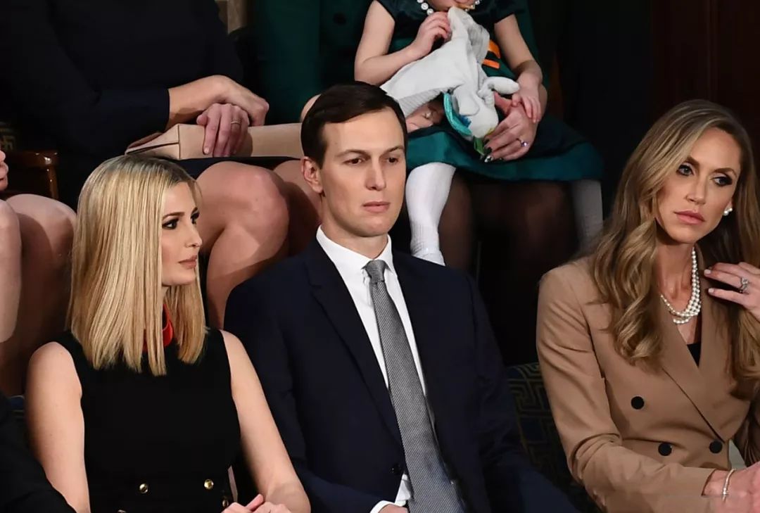 在这张照片中,伊万卡处于正中心的位置,旁边是她的丈夫贾瑞德·库什纳