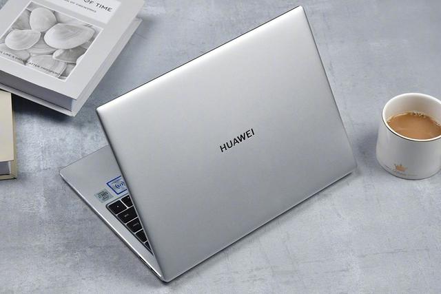 两款机型对比来看,华为matebook13的便携性更好,机身