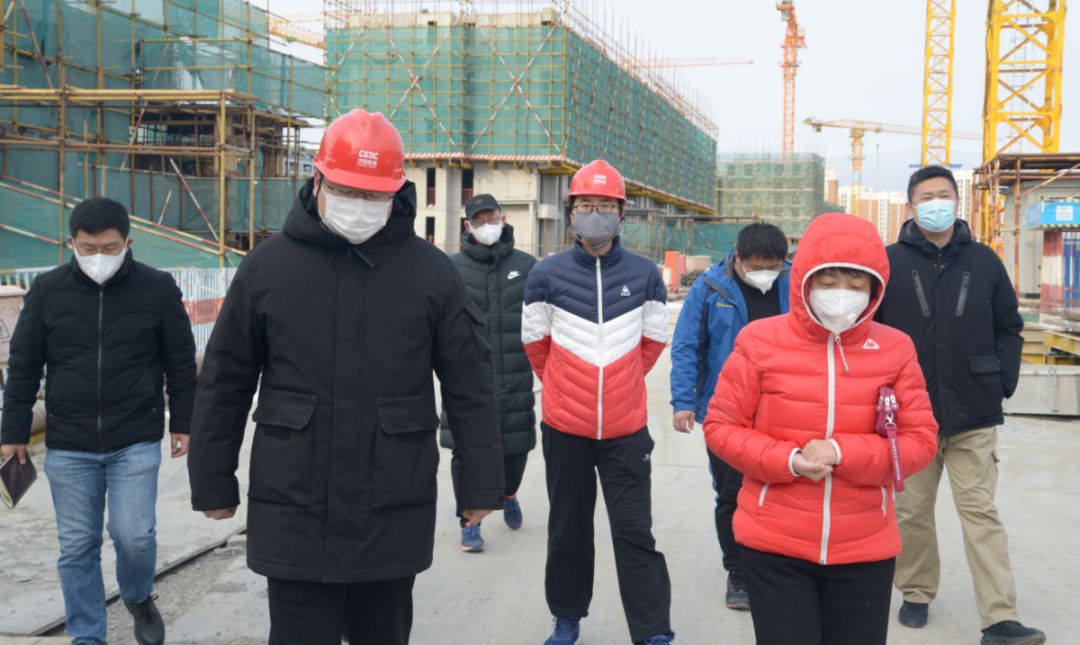 战疫情保安全区住建委领导班子成员带队检查项目工地疫情防控工作