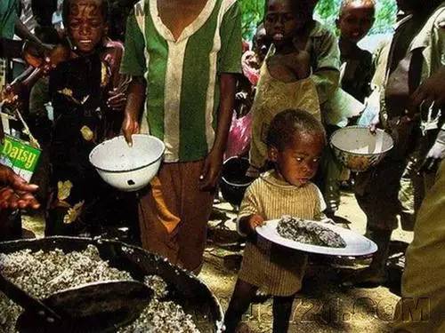 我们都看过非洲饥民的照片,特别是那个孩子,怎么可以饿成那个模样!