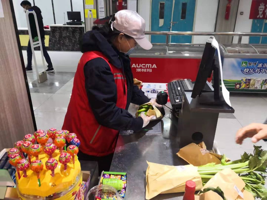 同时进行了实操演练,培训结束后,在工作人员的带领下分组前往各大超市