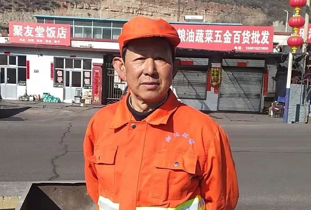 据了解,王云昌是店塔镇的一名环卫工人,负责打扫本村的通村道路,儿女