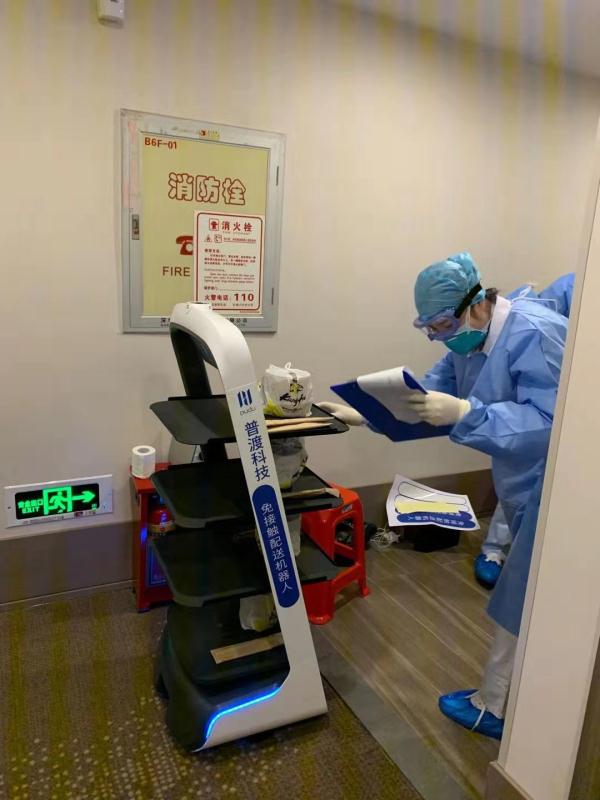 疫情防控工作,如今,健康驿站里引入了智能机器人在抗疫时间担任"送餐