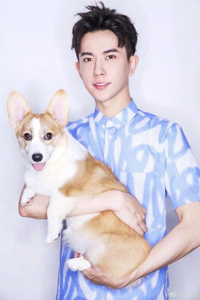 于朦胧文质彬彬现身机场爱豆太过忘我于朦胧上前拉回男友力满满