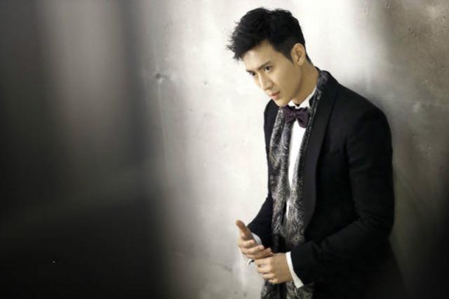 戚迹高清写真,西装革履,帅气有型