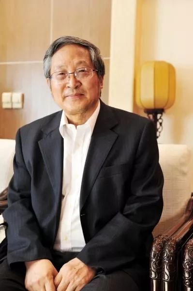 周积寅男,1938年生,江苏泰兴黄桥人.