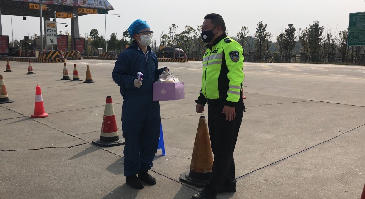 常德交警四大队防疫战线夫妻档最特别的生日