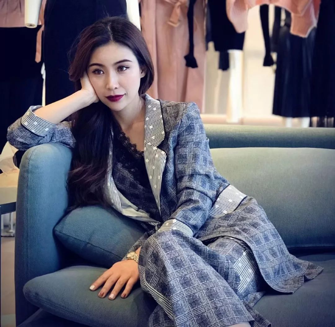 耿谭英子是我们南京电视台《南京地产直播》栏目的主持人小姐姐爱臭美