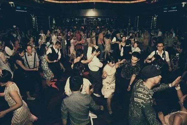 年轻貌美的青年女子参加歌舞厅的有很多上海市出现多家歌舞厅社会风气