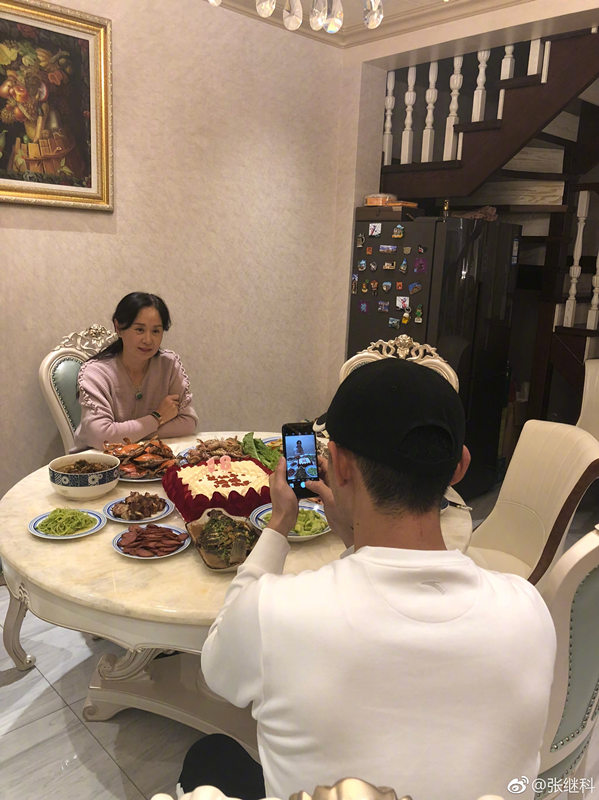 除此之外,张继科家还有茶室,在茶室品茶聊天,这生活相当惬意啊.