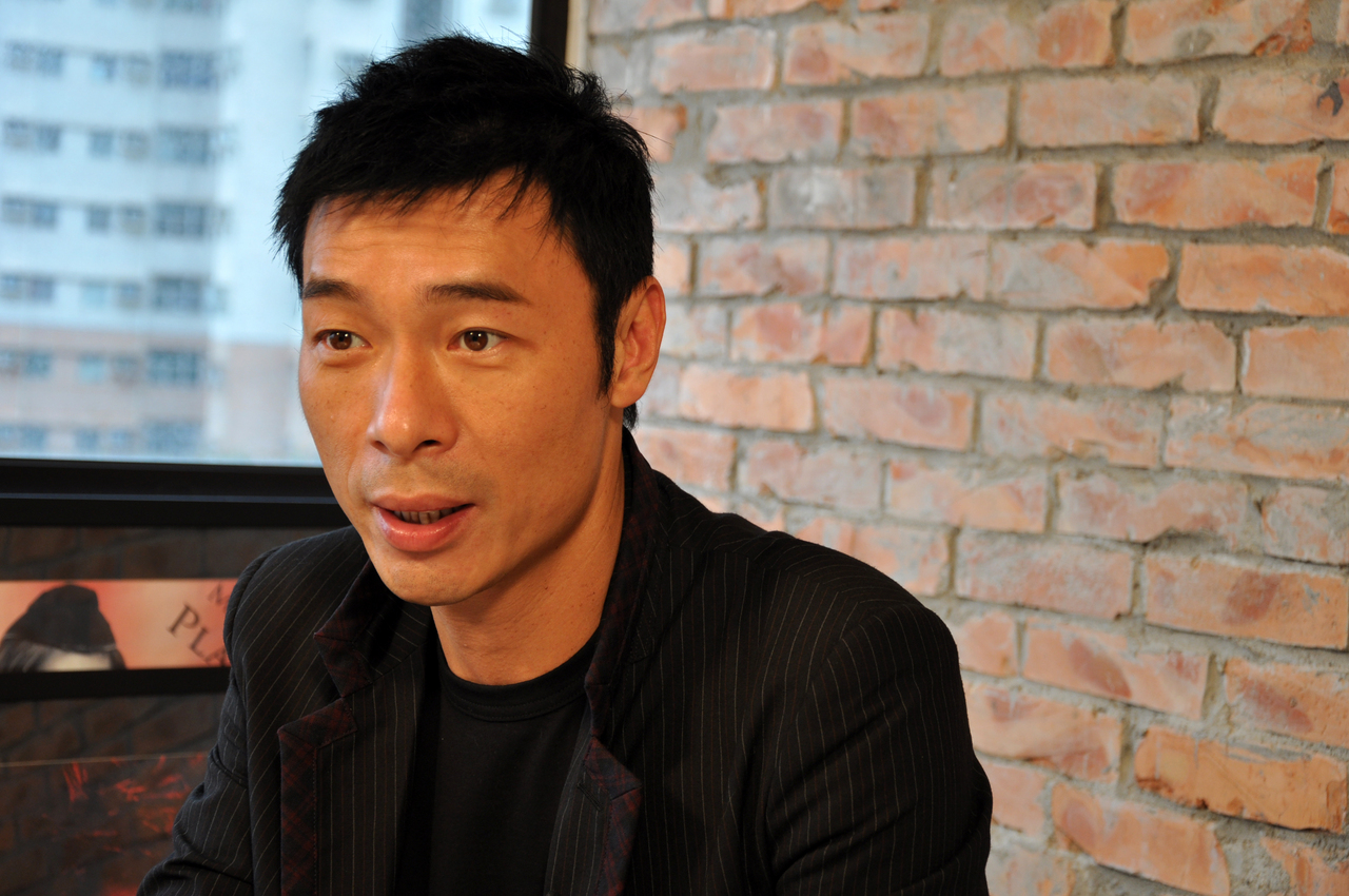 许志安郑秀文上街买药,两人戴口罩牵手搭背超亲密