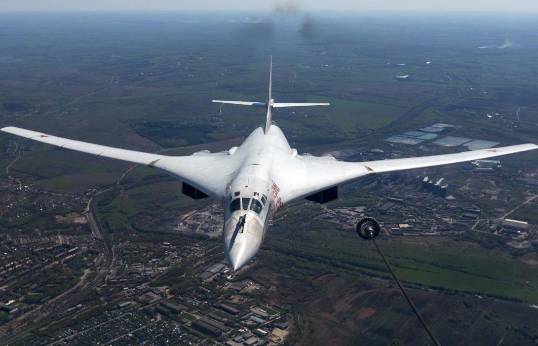 原创美军b52轰炸机不落地飞行长达2天军迷实名羡慕