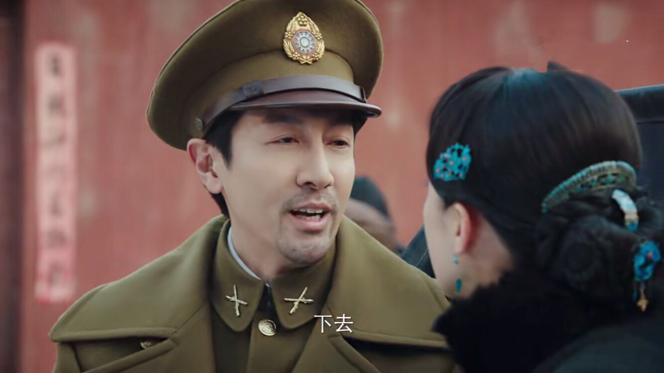 徐天追贼,追进了灯罩的窝,而灯罩的楼上居然就住着顾小宝(邓莎饰),而