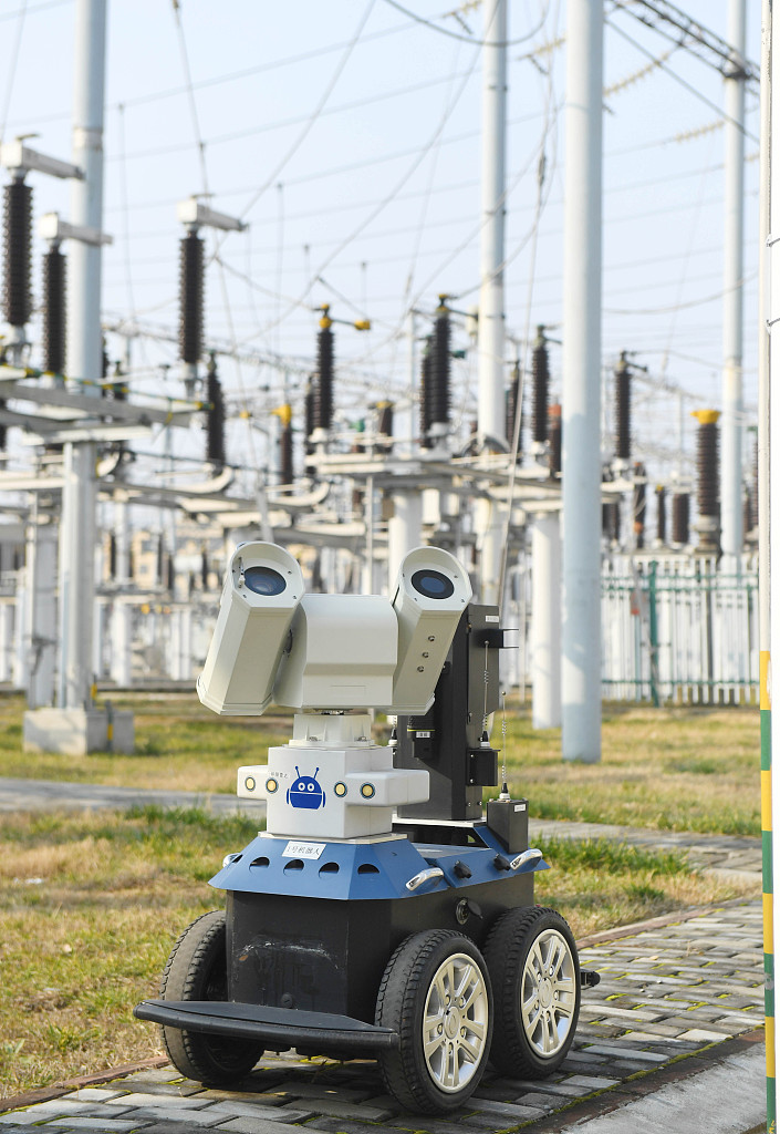 滁县变电站,一台智能巡检机器人正在对站内的供电设备进行巡检作业