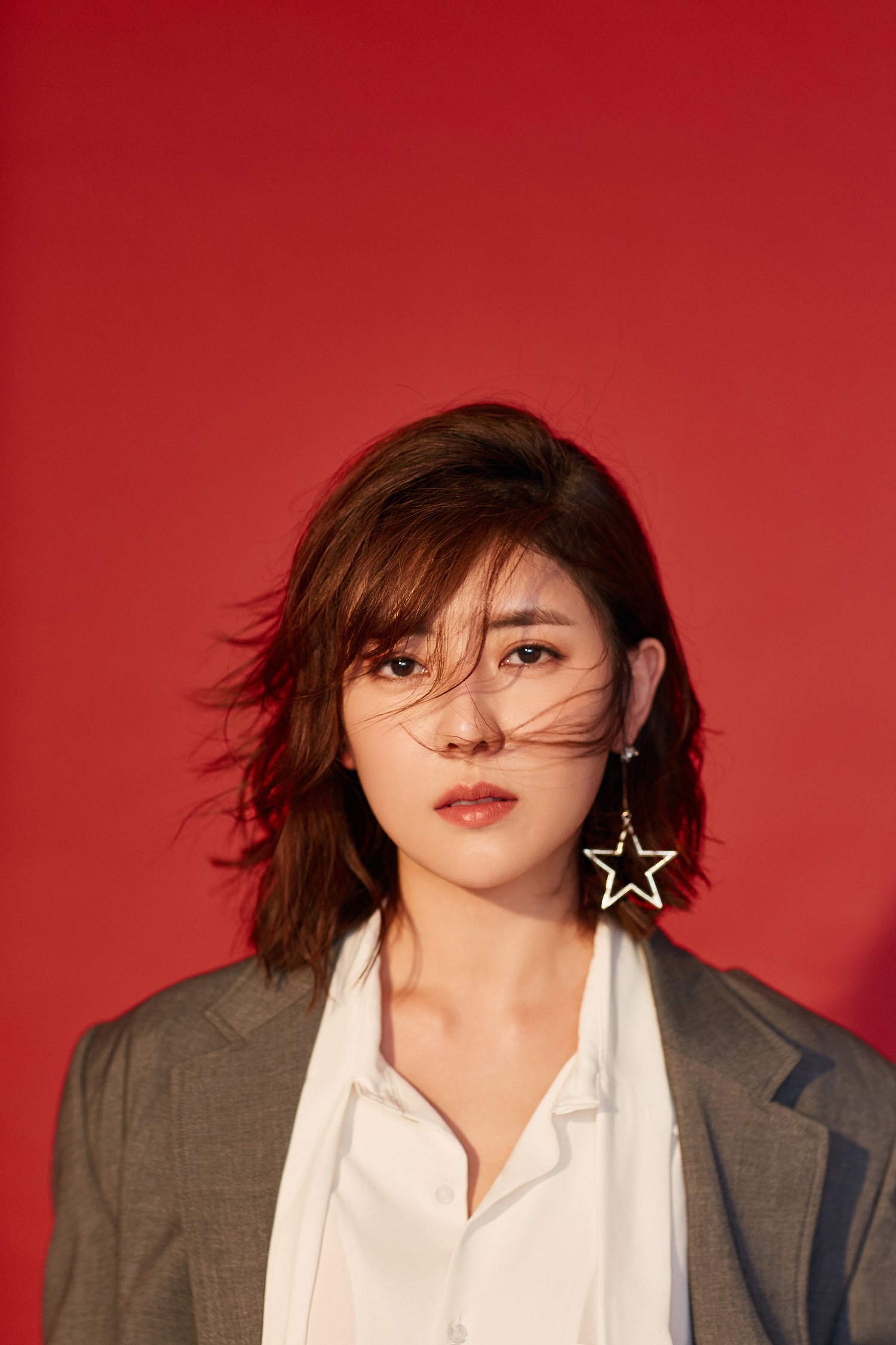 黎一萱曝光新春写真大片 红调明耀预示希望