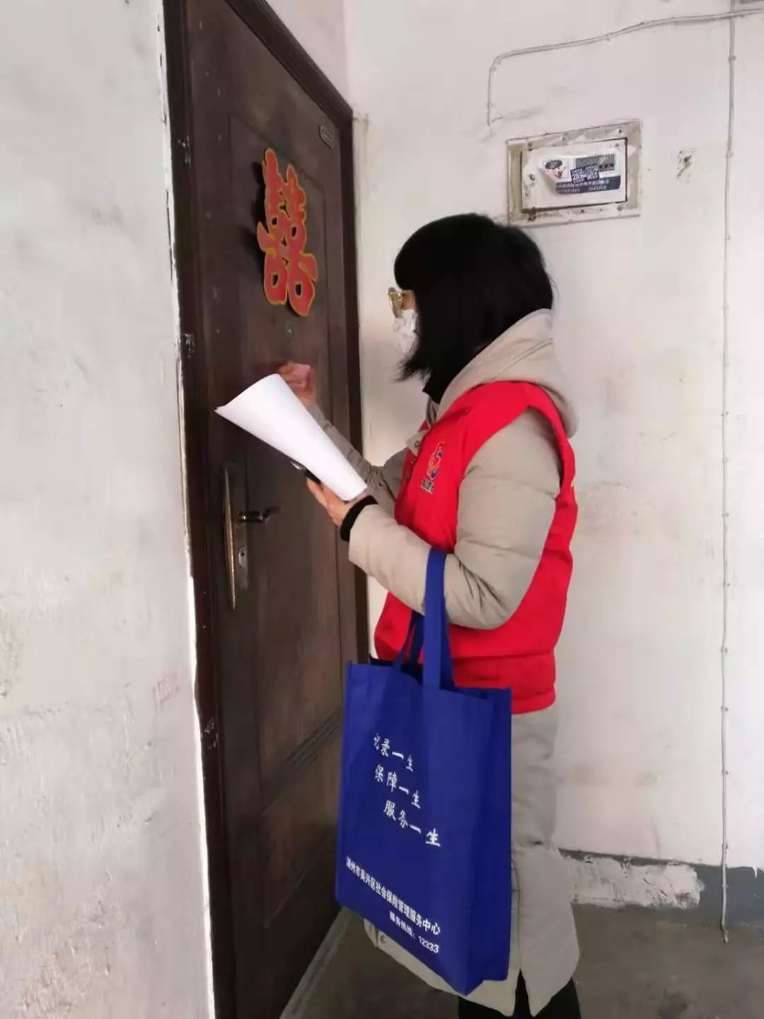 走向道路卡点协助做好排查登记体温测量文明劝导和秩序维护等工作