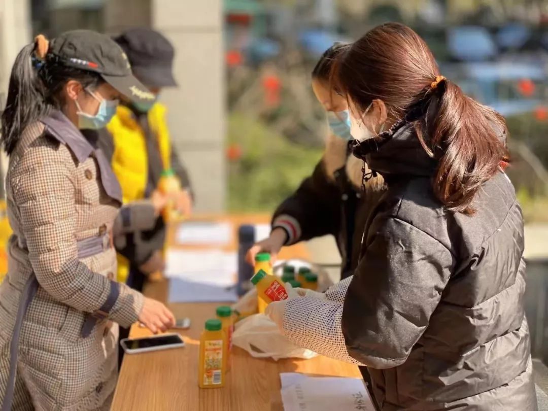 居民送達《健康觀察解除告知書》後,該戶居民給居委送來了數包3d口罩