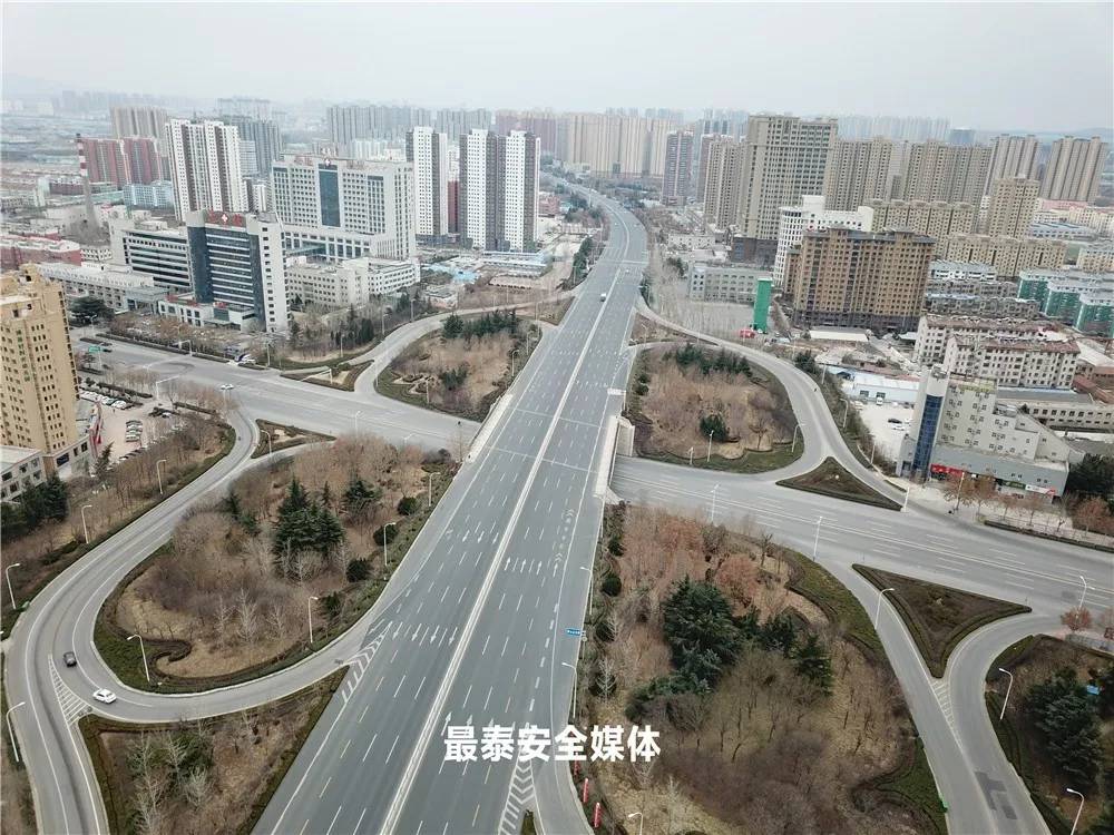 东岳大街,泰山大街,灵山大街……昔日繁忙的道路上明显空荡了很多安静