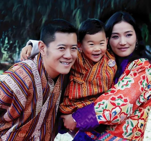 不丹小王子满4岁啦,他对着镜头咧嘴大笑,真的很暖心_耶尔