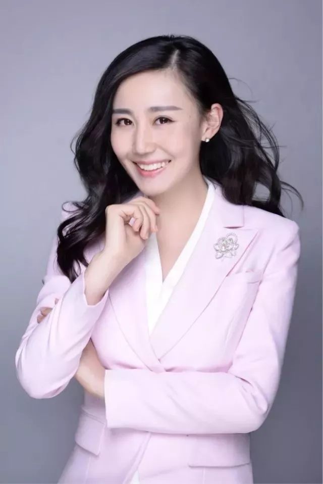 亚男成都电视台主持人,普拉提爱好者:杨梓从我的同事变为一位辣妈