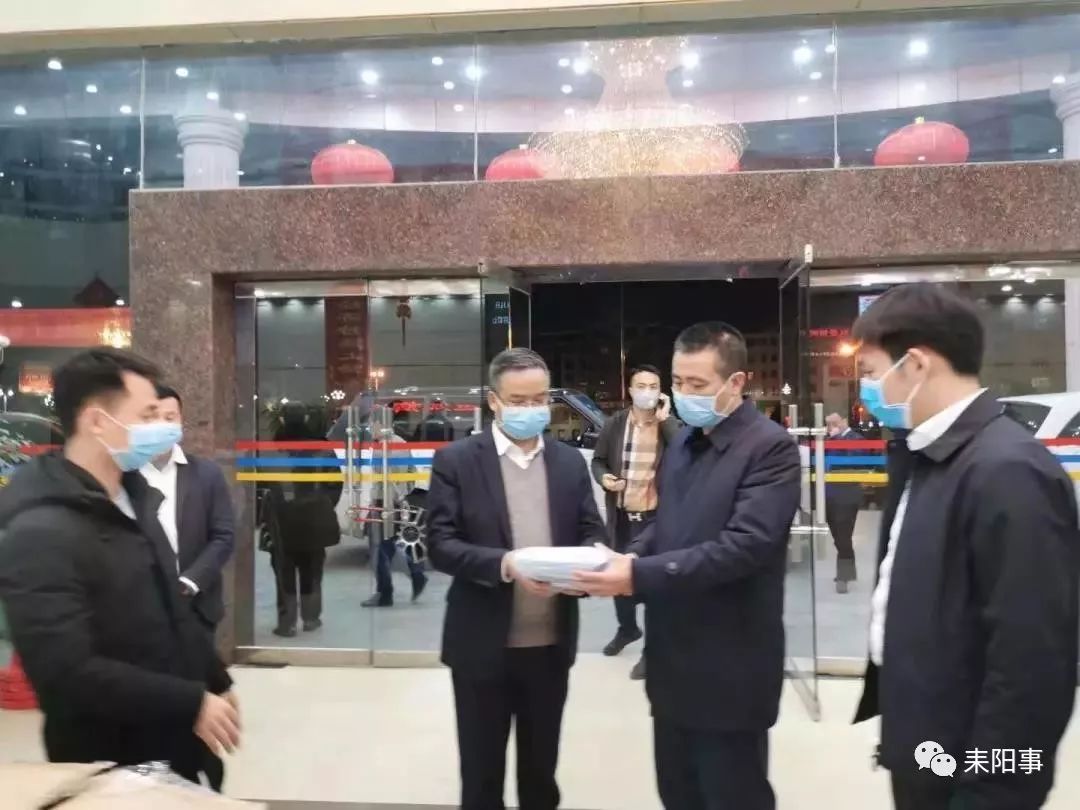 没有任何的犹豫,蒋亚龙直接将车开往市人民政府大楼,卸下8万只医用