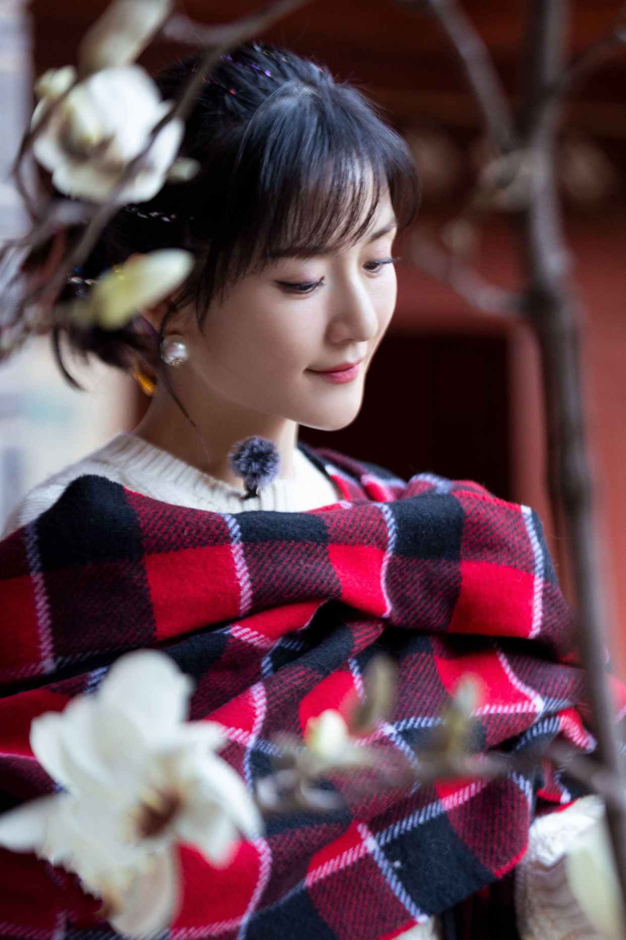 谢娜再现脏辫发型,流苏毛衣叠搭多层不臃肿,披格纹围巾优雅大气