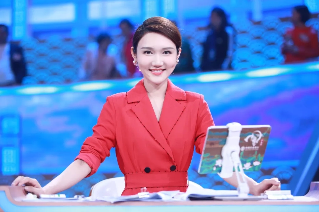 中国诗词大会主持人前任董卿虽好但现任龙洋也已渐入佳境