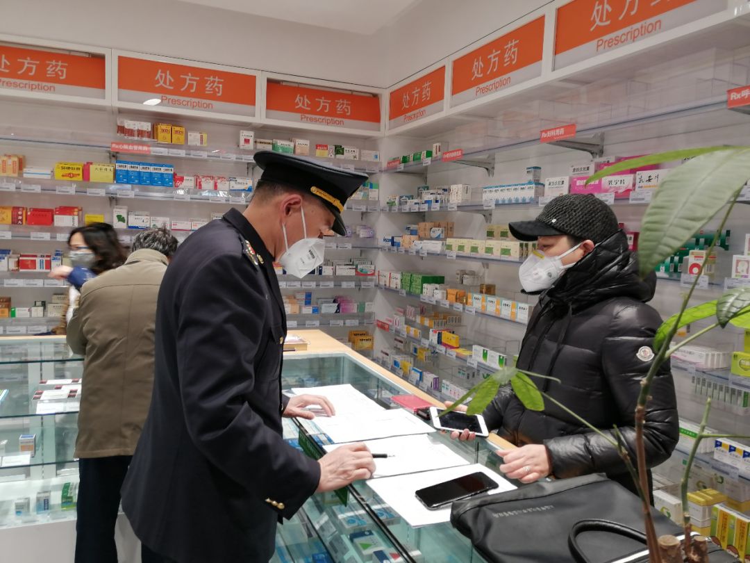 市场监管局接举报反映上海万芸药房连锁有限公司新村路店高价销售口罩