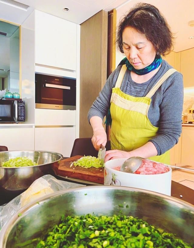 陈坤晒44岁生日照感恩母亲亲吻妈妈脸颊母子情深画面温馨