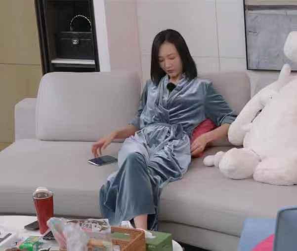 王鸥在家生活好精致睡衣穿出贵妇范儿身后柜子都用来摆红酒