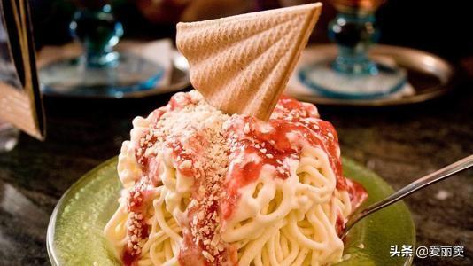 伊朗切糕的做法类似新疆切糕,上面用糖浆包裹一层坚果,做成花的形状