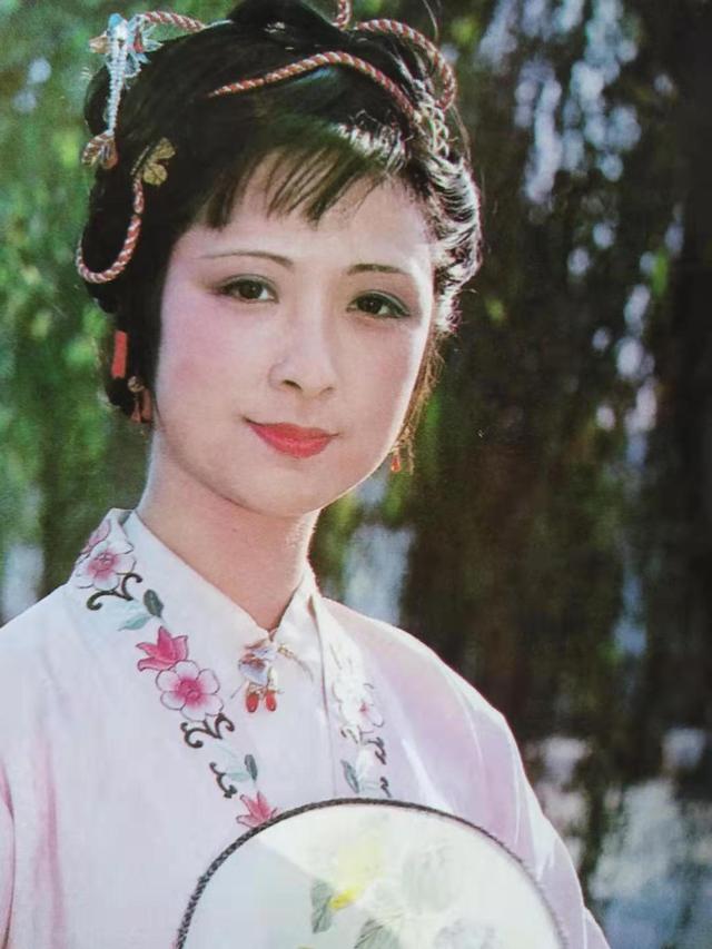 这是红楼梦第69回中的内容,尤二姐不堪忍受秋桐的辱骂,再加上失去了